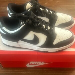 Nike Men's Black and White Low-Top Panda Sneakers